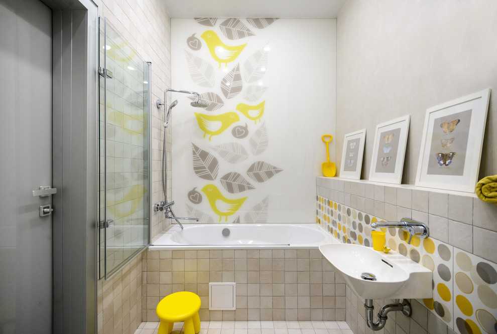 Свежая идея для дизайна: ванная комната в современном стиле с накладной ванной, душем над ванной, серой плиткой, белой плиткой, желтой плиткой, подвесной раковиной, бежевым полом, душем с распашными дверями, белой столешницей и фартуком - отличное фото интерьера