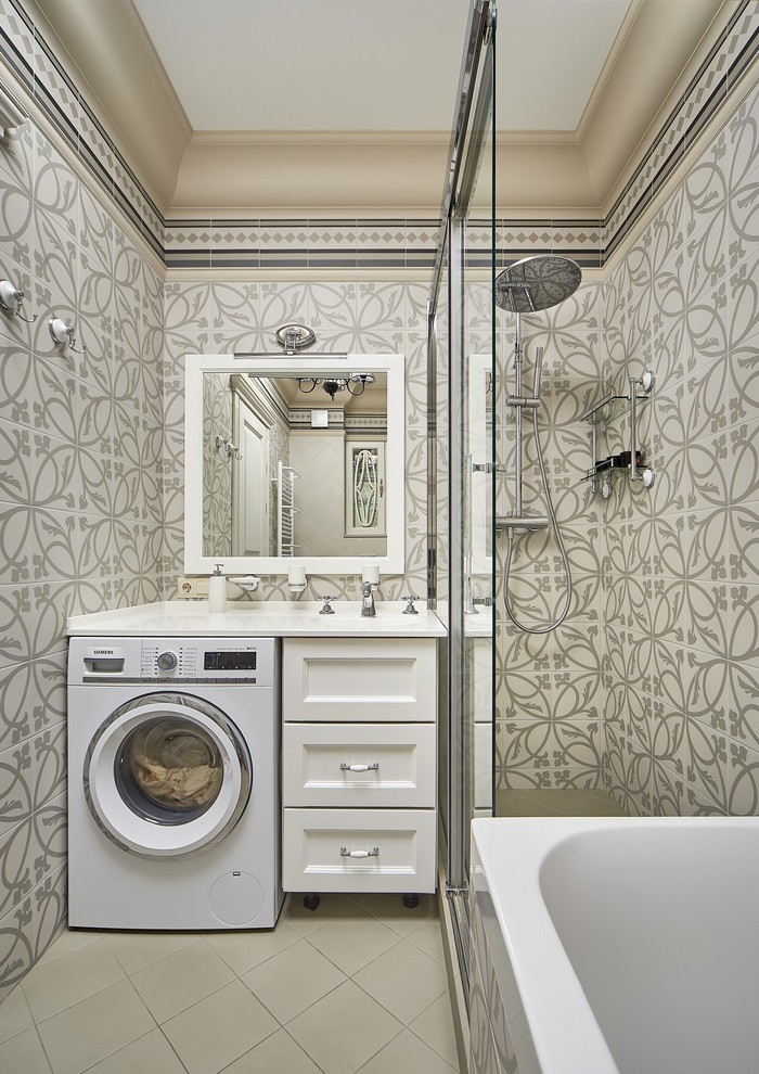 Стильный дизайн: главная ванная комната в классическом стиле с фасадами с утопленной филенкой, белыми фасадами, бежевой плиткой, серой плиткой, бежевым полом, белой столешницей и угловым душем - последний тренд