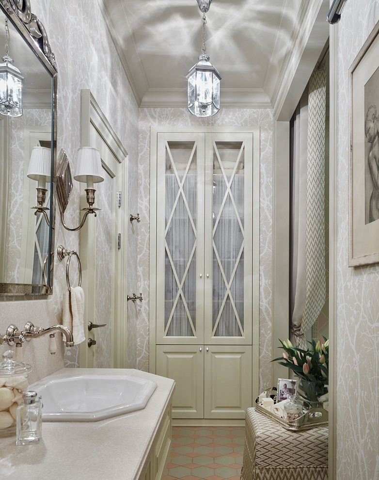 Свежая идея для дизайна: главная ванная комната в классическом стиле с фасадами с выступающей филенкой, бежевыми стенами, накладной раковиной и белыми фасадами - отличное фото интерьера