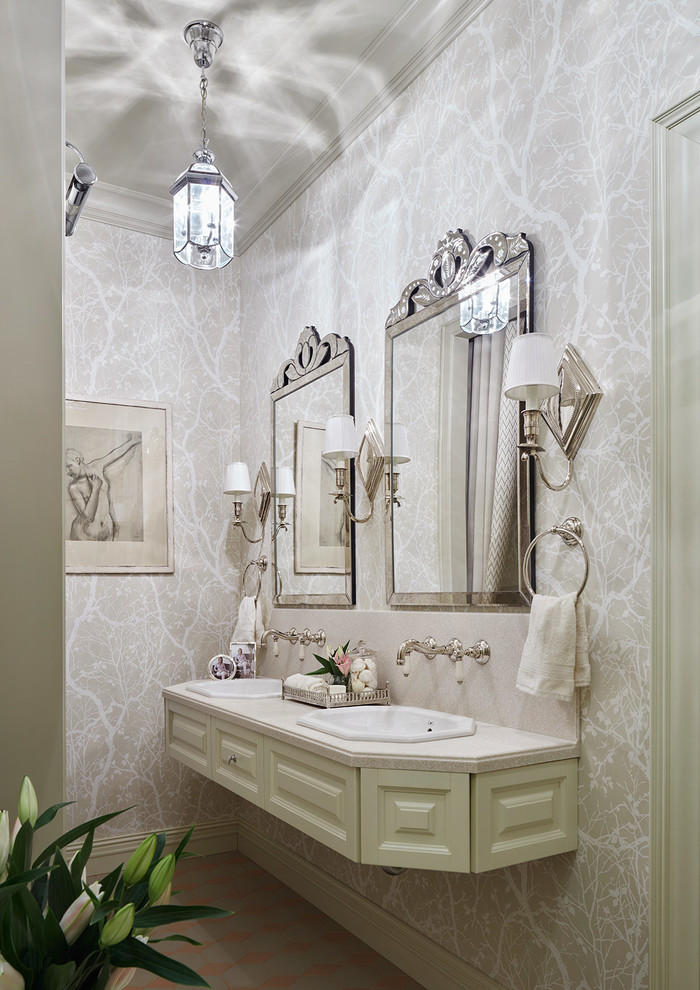 Foto de cuarto de baño principal clásico con armarios con paneles con relieve, puertas de armario blancas, paredes beige y lavabo encastrado