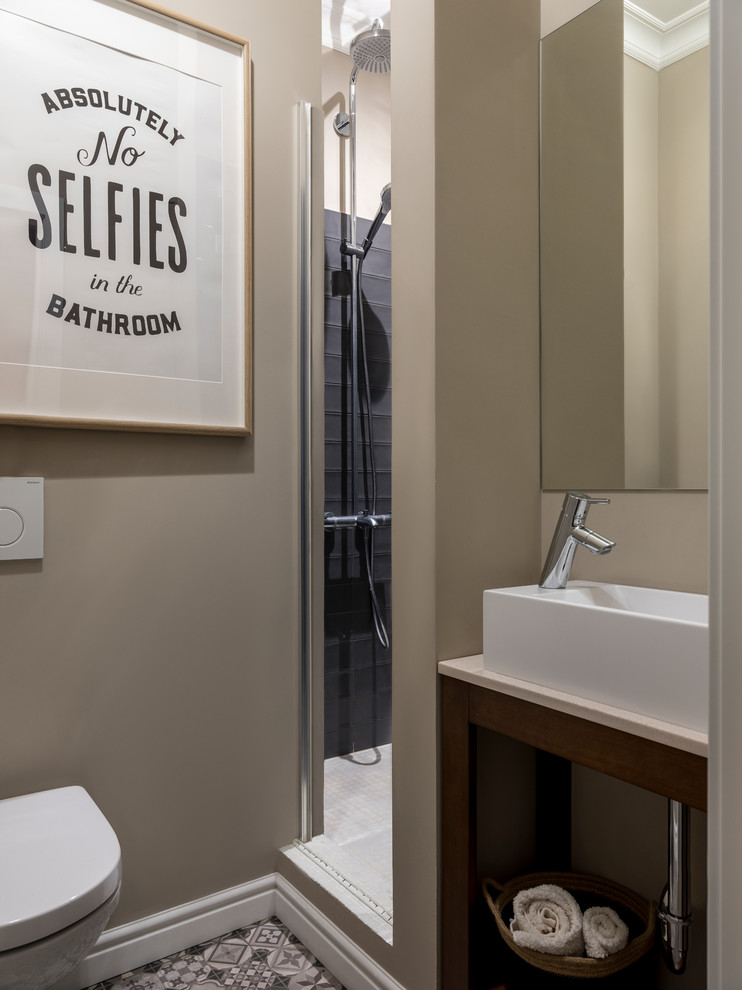 Foto di una stanza da bagno con doccia minimal con pavimento grigio, top beige, nessun'anta, doccia alcova, WC a due pezzi, pareti beige e lavabo a bacinella