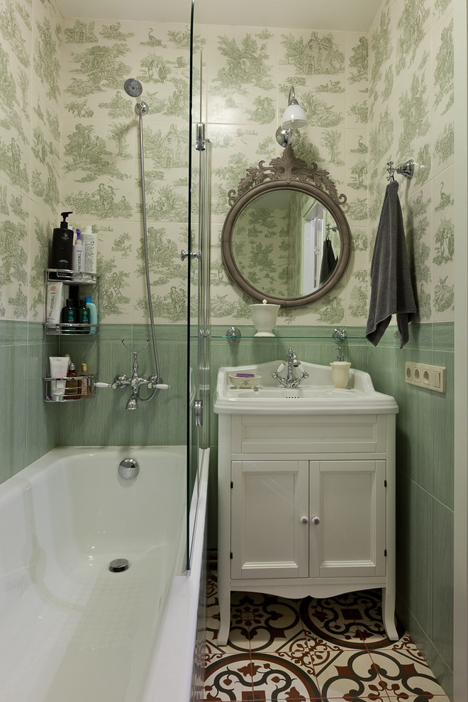 Exemple d'une petite salle de bain principale chic avec un placard à porte shaker, des portes de placard blanches, une baignoire en alcôve, un combiné douche/baignoire, un carrelage vert et un sol multicolore.
