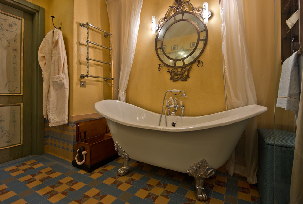 Источник вдохновения для домашнего уюта: главная ванная комната среднего размера в стиле ретро с фасадами с утопленной филенкой, коричневыми фасадами, отдельно стоящей ванной, открытым душем, инсталляцией, разноцветной плиткой, керамической плиткой, желтыми стенами, полом из керамической плитки, монолитной раковиной, столешницей из ламината, разноцветным полом, шторкой для ванной и белой столешницей