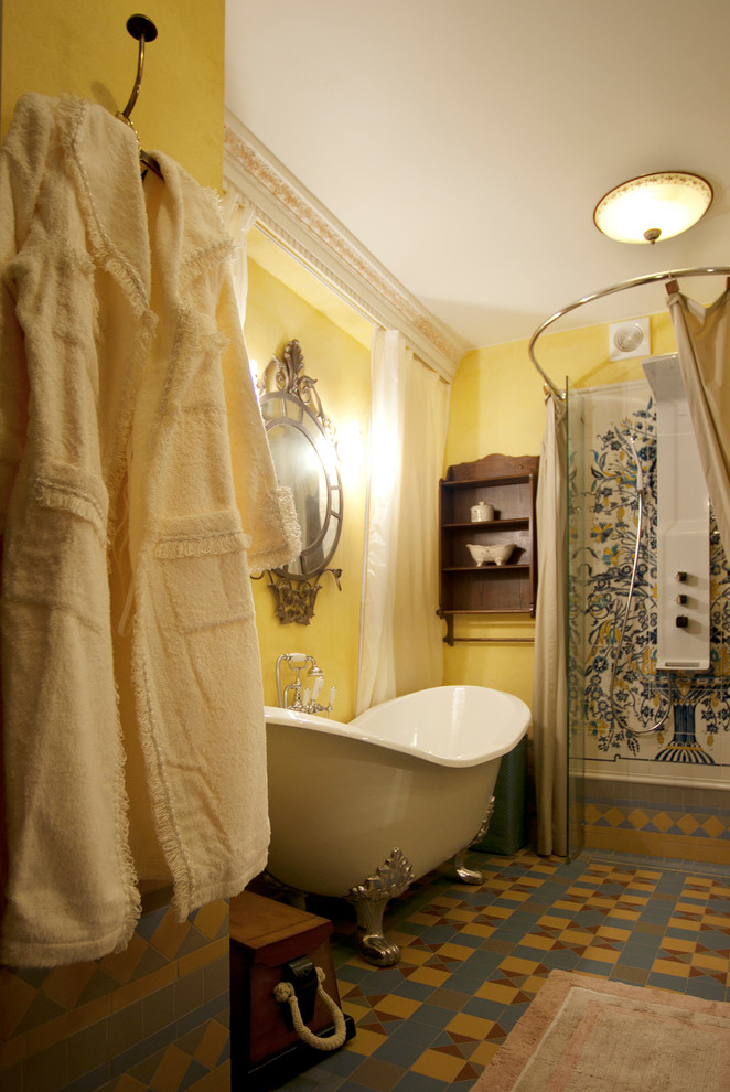 Inredning av ett 60 tals mellanstort vit vitt en-suite badrum, med luckor med infälld panel, bruna skåp, ett fristående badkar, en öppen dusch, en vägghängd toalettstol, flerfärgad kakel, keramikplattor, gula väggar, klinkergolv i keramik, ett integrerad handfat, laminatbänkskiva, flerfärgat golv och dusch med duschdraperi