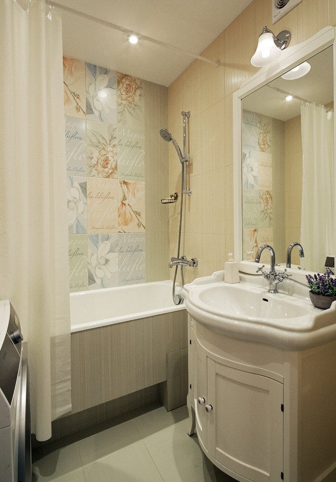 Bild på ett litet shabby chic-inspirerat vit vitt en-suite badrum, med beige väggar, beiget golv, luckor med infälld panel, vita skåp, ett badkar i en alkov, en dusch/badkar-kombination, en vägghängd toalettstol, beige kakel, keramikplattor, klinkergolv i porslin, ett piedestal handfat och dusch med duschdraperi