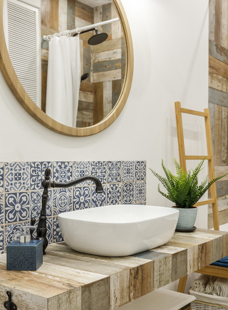 Imagen de cuarto de baño escandinavo con sanitario de pared y ducha con cortina