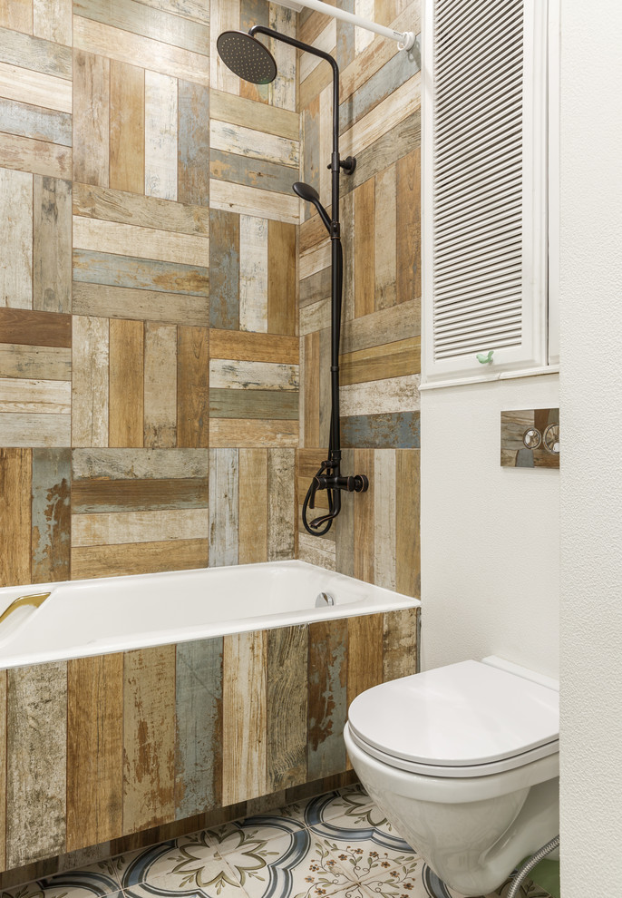 Diseño de cuarto de baño nórdico con sanitario de pared, paredes blancas y ducha con cortina