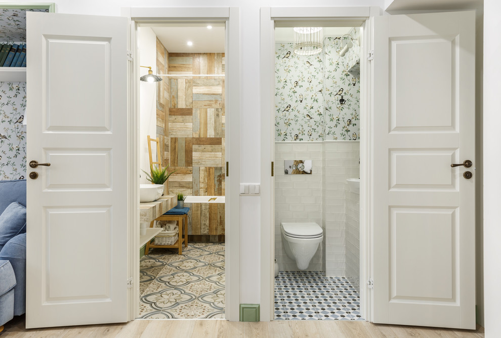 Idéer för ett skandinaviskt brun badrum, med ett badkar i en alkov, en dusch/badkar-kombination, en vägghängd toalettstol, vit kakel, vita väggar, ett konsol handfat, träbänkskiva, flerfärgat golv och dusch med duschdraperi