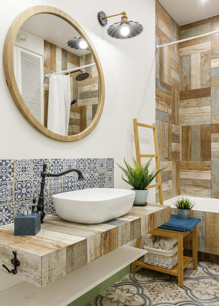 Ejemplo de cuarto de baño principal de estilo de casa de campo con paredes blancas, lavabo sobreencimera, suelo multicolor y encimeras marrones