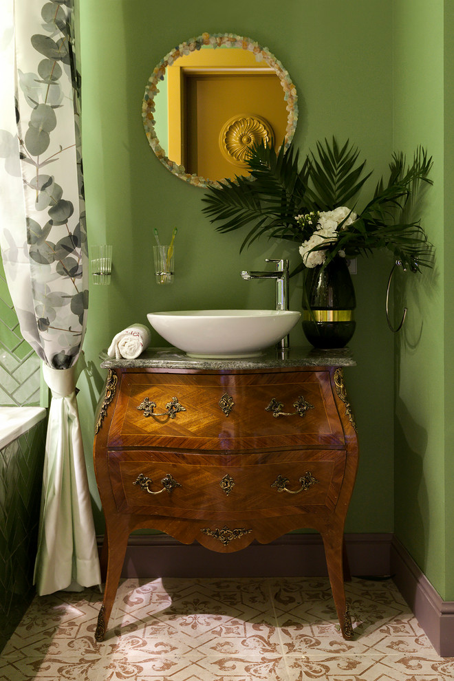 Свежая идея для дизайна: маленькая главная ванная комната в классическом стиле с зеленой плиткой, стеклянной плиткой, зелеными стенами, полом из керамической плитки, мраморной столешницей, шторкой для ванной, зеленой столешницей, темными деревянными фасадами, настольной раковиной и бежевым полом для на участке и в саду - отличное фото интерьера