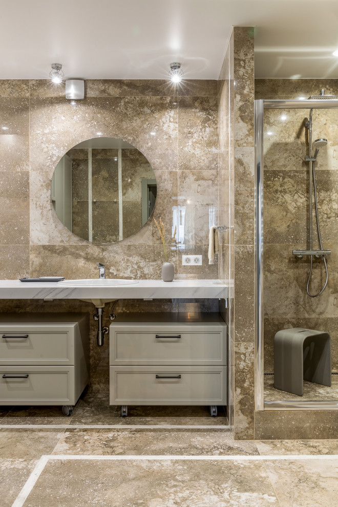Mittelgroßes Modernes Duschbad mit Duschnische, Wandtoilette mit Spülkasten, Marmor-Waschbecken/Waschtisch, Duschbank und eingebautem Waschtisch in Sonstige