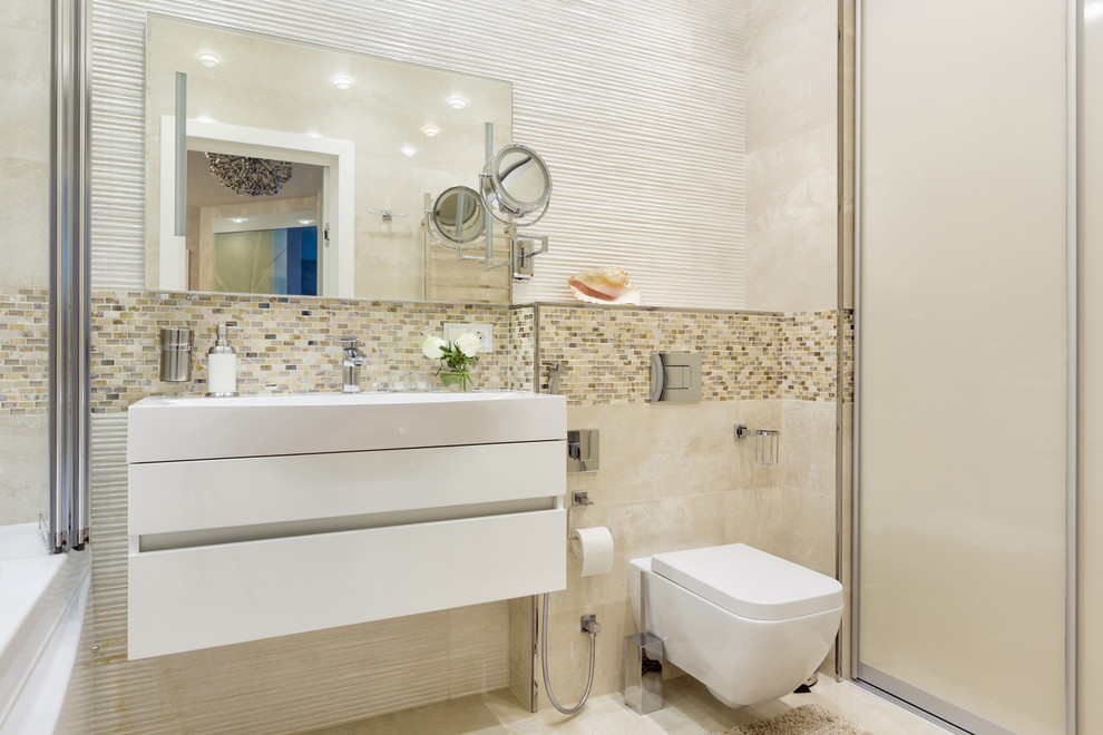 Diseño de cuarto de baño principal actual con armarios con paneles lisos, puertas de armario blancas y sanitario de pared