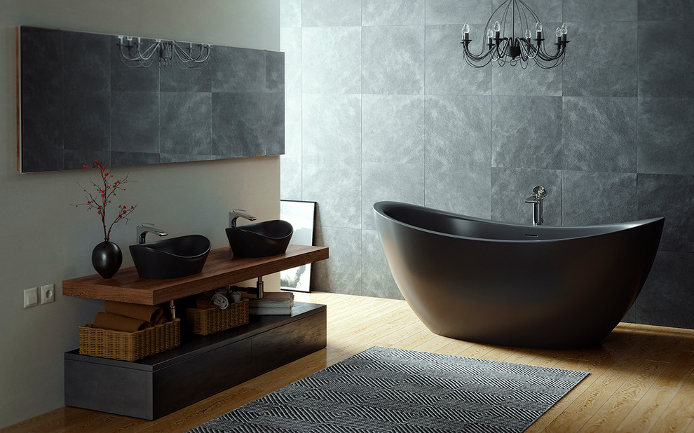 Источник вдохновения для домашнего уюта: большая главная ванная комната в современном стиле с отдельно стоящей ванной, серой плиткой, светлым паркетным полом и накладной раковиной