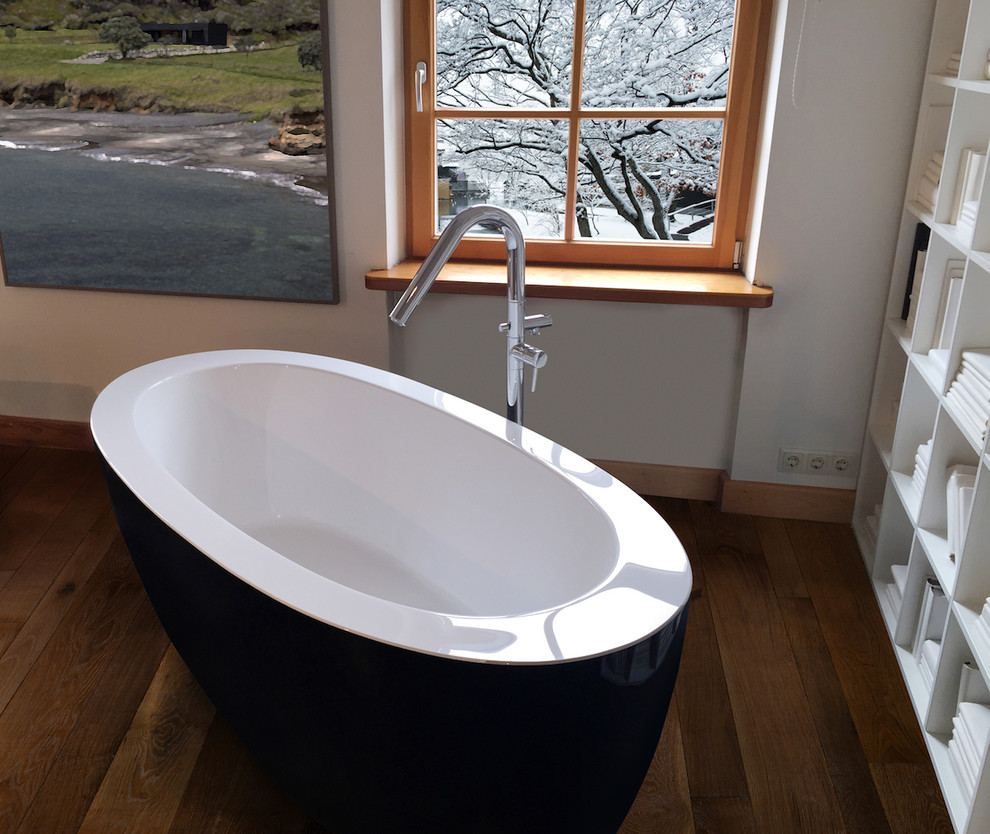 Источник вдохновения для домашнего уюта: главная ванная комната среднего размера в скандинавском стиле с отдельно стоящей ванной, белыми стенами и паркетным полом среднего тона