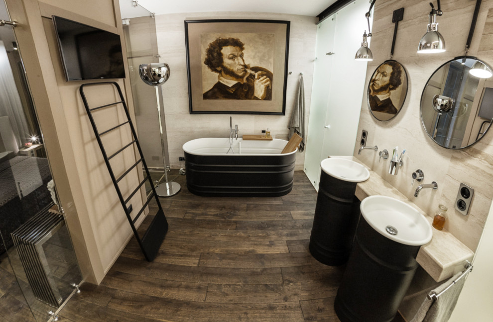Пример оригинального дизайна: главная ванная комната в стиле лофт с отдельно стоящей ванной, душевой комнатой, инсталляцией, каменной плиткой, монолитной раковиной и душем с распашными дверями