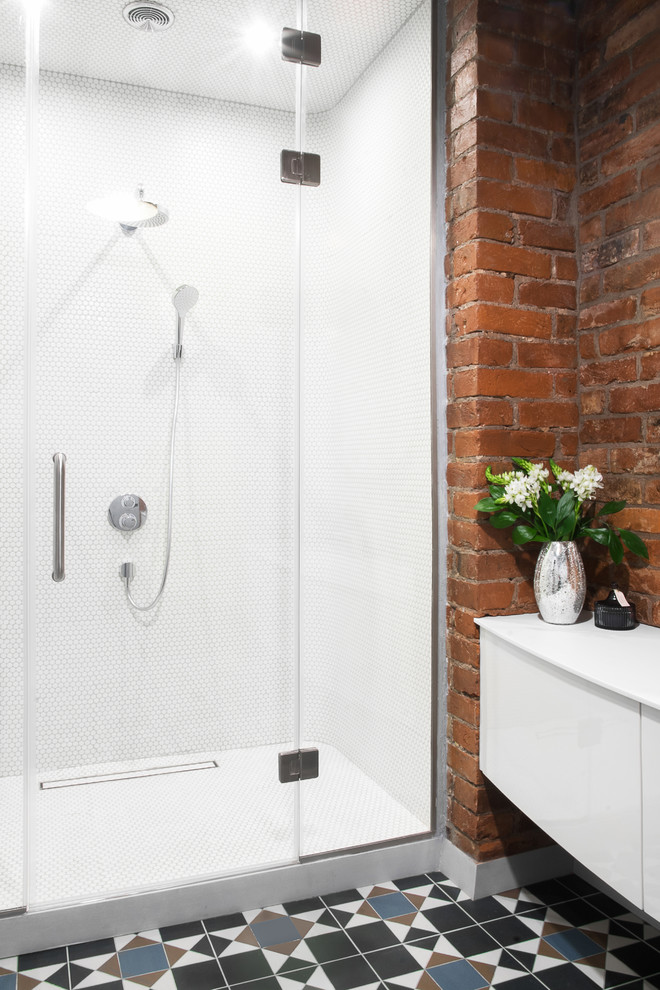 Идея дизайна: ванная комната в стиле лофт с плоскими фасадами, белыми фасадами, душем в нише, коричневыми стенами, душевой кабиной, разноцветным полом, белой столешницей, полом из керамической плитки и душем с распашными дверями