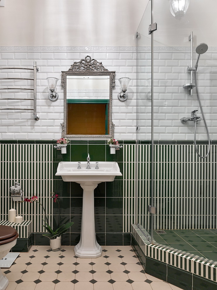 Idee per una stanza da bagno classica di medie dimensioni con doccia ad angolo, WC sospeso, piastrelle beige, piastrelle bianche, piastrelle verdi, pareti bianche, pavimento con piastrelle in ceramica e lavabo a colonna