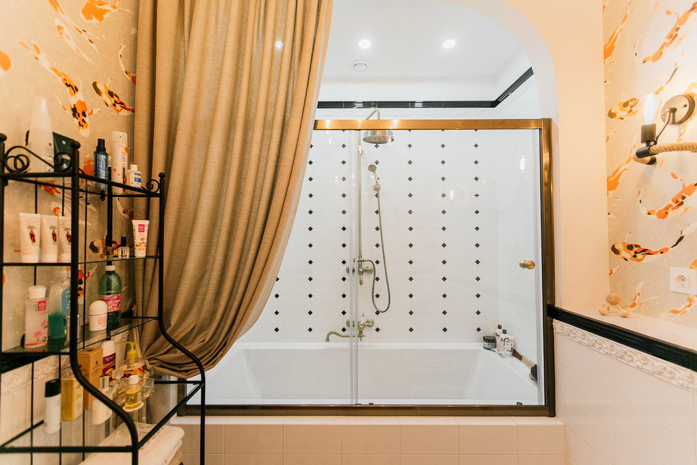 Exempel på ett stort medelhavsstil en-suite badrum, med ett badkar i en alkov, en vägghängd toalettstol, vit kakel, träbänkskiva, vitt golv, luckor med lamellpanel, bruna skåp, keramikplattor, vita väggar, cementgolv, ett nedsänkt handfat och dusch med skjutdörr