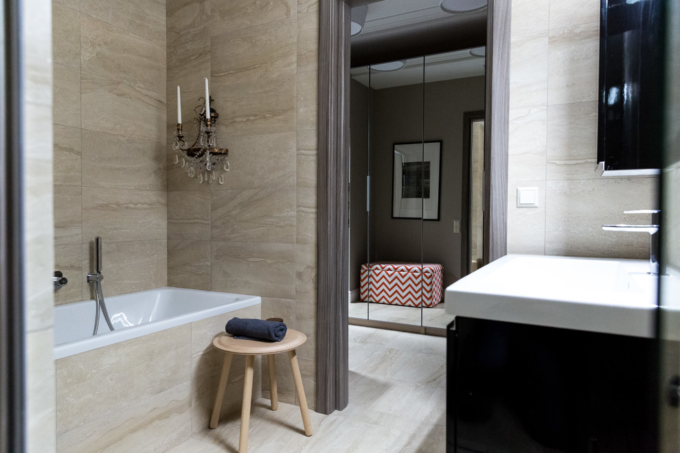 Идея дизайна: главная ванная комната в современном стиле с ванной в нише, душем над ванной, бежевой плиткой и бежевым полом
