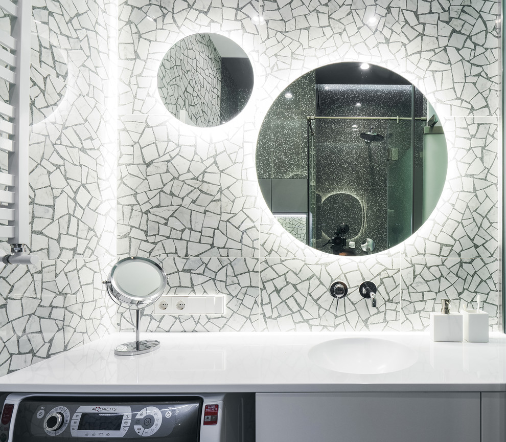 Стильный дизайн: ванная комната в современном стиле с белой плиткой, серой плиткой и монолитной раковиной - последний тренд