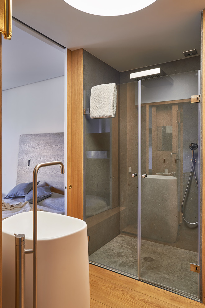 На фото: ванная комната среднего размера в современном стиле с бежевым полом и душевой кабиной с