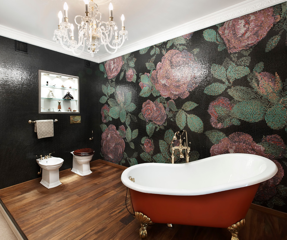 Réalisation d'une grande salle de bain principale tradition avec un carrelage multicolore, un carrelage noir, mosaïque, parquet foncé, une baignoire sur pieds et un mur noir.
