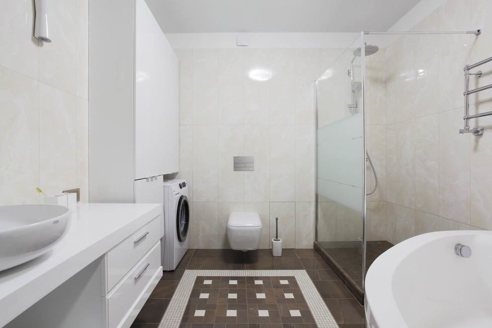 Idee per una stanza da bagno contemporanea di medie dimensioni con ante lisce, ante bianche, vasca ad angolo, WC sospeso, piastrelle beige, pareti beige, pavimento con piastrelle a mosaico e lavabo da incasso