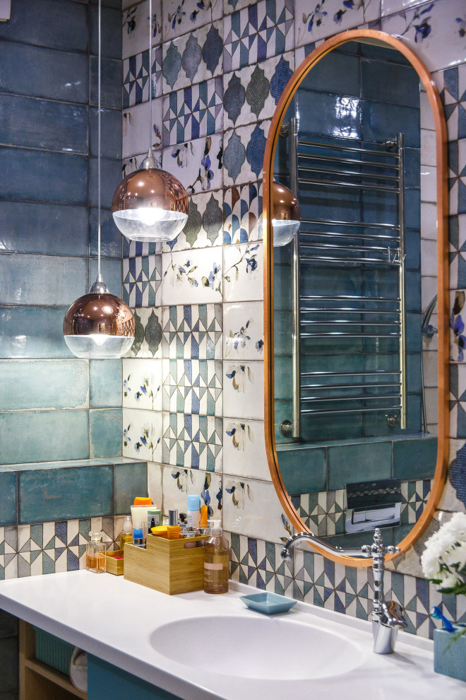 Свежая идея для дизайна: ванная комната в современном стиле с синей плиткой и монолитной раковиной - отличное фото интерьера