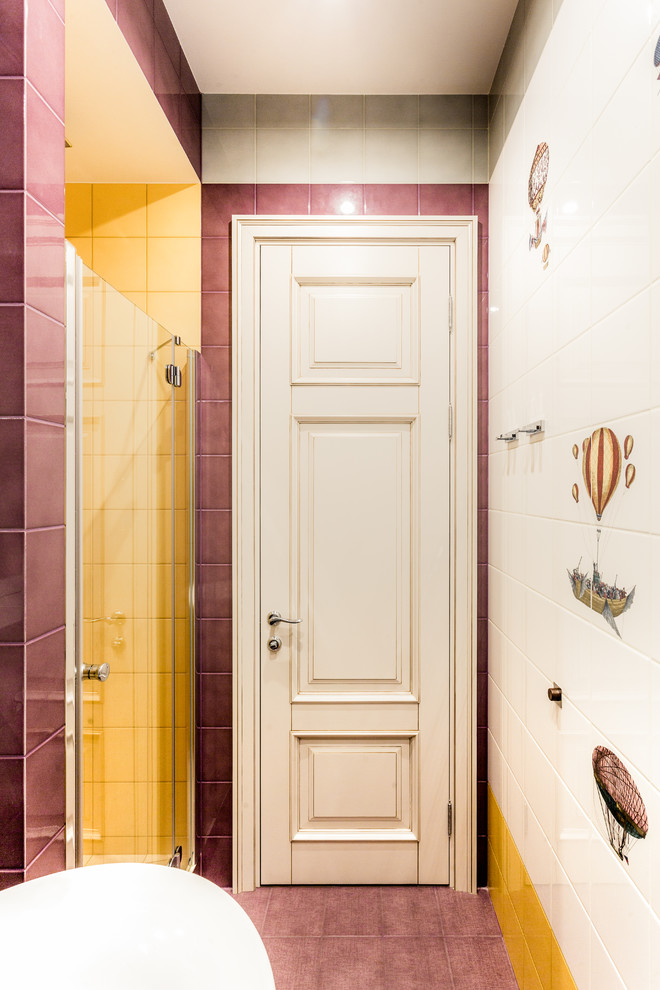 Imagen de cuarto de baño infantil tradicional renovado pequeño con ducha empotrada y baldosas y/o azulejos de cerámica