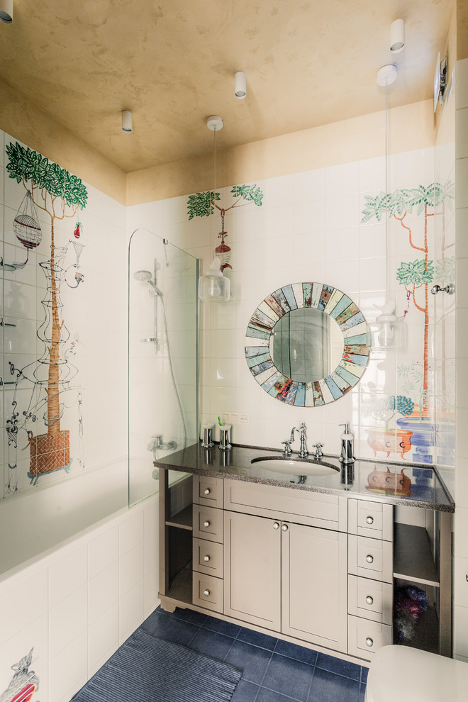 Пример оригинального дизайна: главная ванная комната среднего размера в стиле неоклассика (современная классика) с фасадами с утопленной филенкой, разноцветной плиткой, врезной раковиной и столешницей из искусственного камня