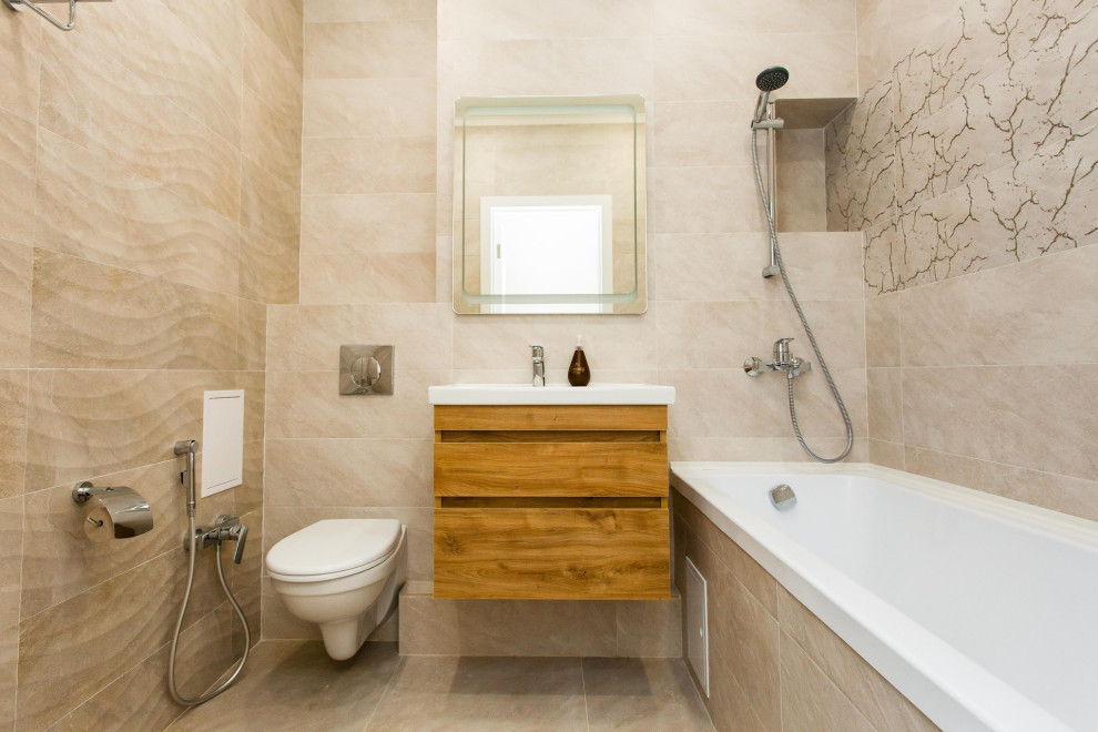 Idéer för att renovera ett litet funkis vit vitt badrum med dusch, med släta luckor, skåp i mellenmörkt trä, ett badkar i en alkov, en dusch/badkar-kombination, en vägghängd toalettstol, beige kakel, porslinskakel, ett undermonterad handfat, beiget golv och med dusch som är öppen