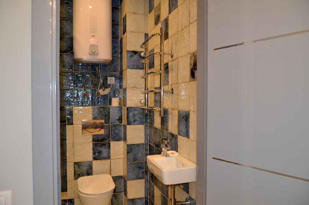 Пример оригинального дизайна: маленькая ванная комната в современном стиле с душем в нише, инсталляцией, разноцветной плиткой, керамической плиткой, разноцветными стенами, полом из керамогранита, душевой кабиной, подвесной раковиной, разноцветным полом и душем с раздвижными дверями для на участке и в саду