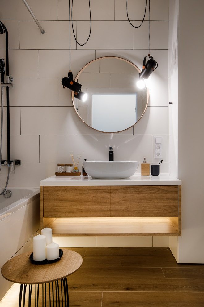 На фото: ванная комната в белых тонах с отделкой деревом в скандинавском стиле
