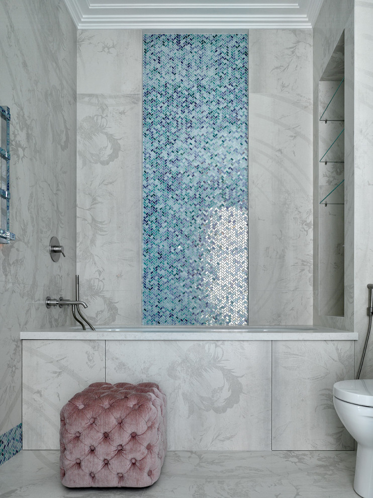 Источник вдохновения для домашнего уюта: главная ванная комната в современном стиле с полновстраиваемой ванной