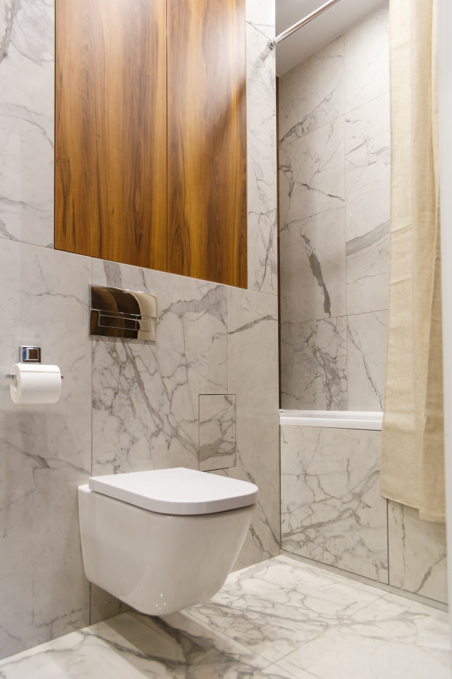 Inspiration för moderna en-suite badrum, med en vägghängd toalettstol, vitt golv och dusch med duschdraperi