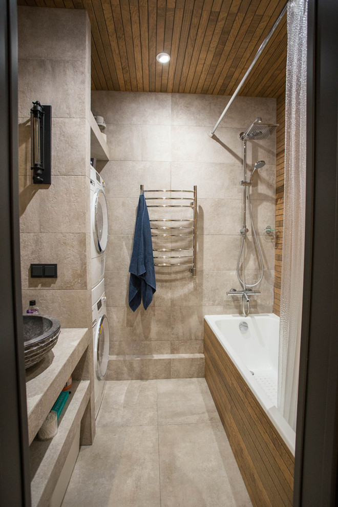 Inspiration för mellanstora industriella grått en-suite badrum, med släta luckor, grå skåp, ett badkar i en alkov, en dusch/badkar-kombination, grå kakel, porslinskakel, bruna väggar, klinkergolv i porslin, ett fristående handfat, kaklad bänkskiva, grått golv och dusch med duschdraperi