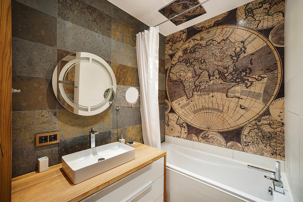 Стильный дизайн: главная ванная комната в современном стиле с плоскими фасадами, белыми фасадами, ванной в нише, душем над ванной, коричневой плиткой, настольной раковиной и зеркалом с подсветкой - последний тренд