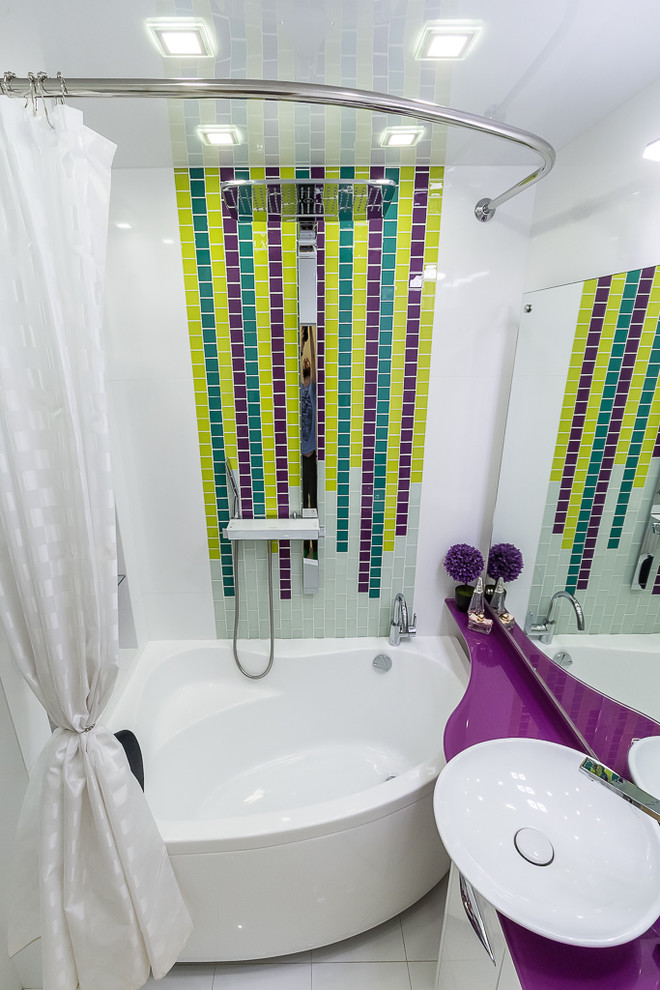Bild på ett funkis en-suite badrum, med ett hörnbadkar, en dusch/badkar-kombination, flerfärgad kakel, vita väggar, ett fristående handfat och dusch med duschdraperi