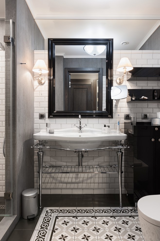 Ejemplo de cuarto de baño tradicional renovado grande con baldosas y/o azulejos blancos, baldosas y/o azulejos de cemento, aseo y ducha, lavabo tipo consola, suelo multicolor y espejo con luz