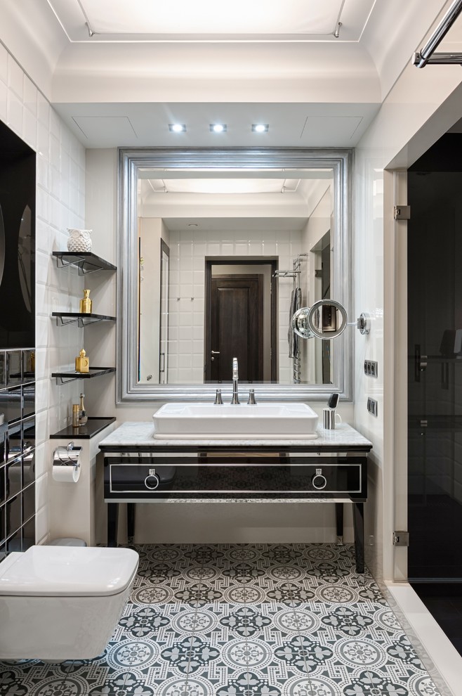 Пример оригинального дизайна: большая ванная комната в стиле неоклассика (современная классика) с инсталляцией и настольной раковиной