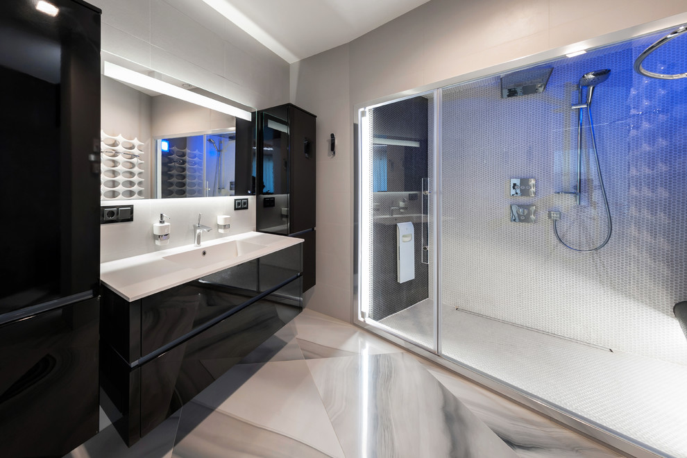 Свежая идея для дизайна: большая ванная комната в современном стиле с плоскими фасадами, черными фасадами, душем в нише, белой плиткой, серой плиткой, черной плиткой, плиткой мозаикой, белыми стенами, душевой кабиной, монолитной раковиной, серым полом, душем с раздвижными дверями и белой столешницей - отличное фото интерьера