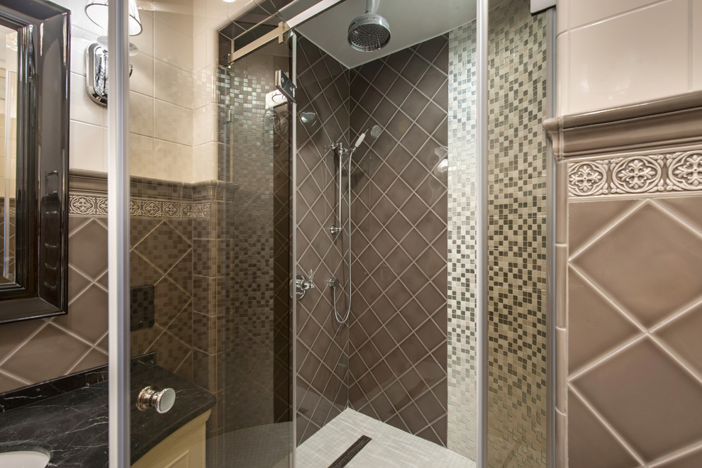 Réalisation d'une salle de bain tradition de taille moyenne avec un carrelage beige, un mur beige et une cabine de douche à porte battante.