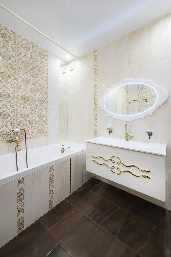 Свежая идея для дизайна: главная ванная комната в классическом стиле с плоскими фасадами, белыми фасадами и монолитной раковиной - отличное фото интерьера