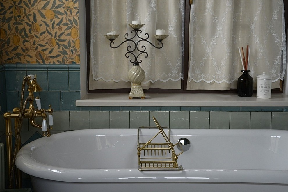 Стильный дизайн: ванная комната в стиле кантри с отдельно стоящей ванной и врезной раковиной - последний тренд