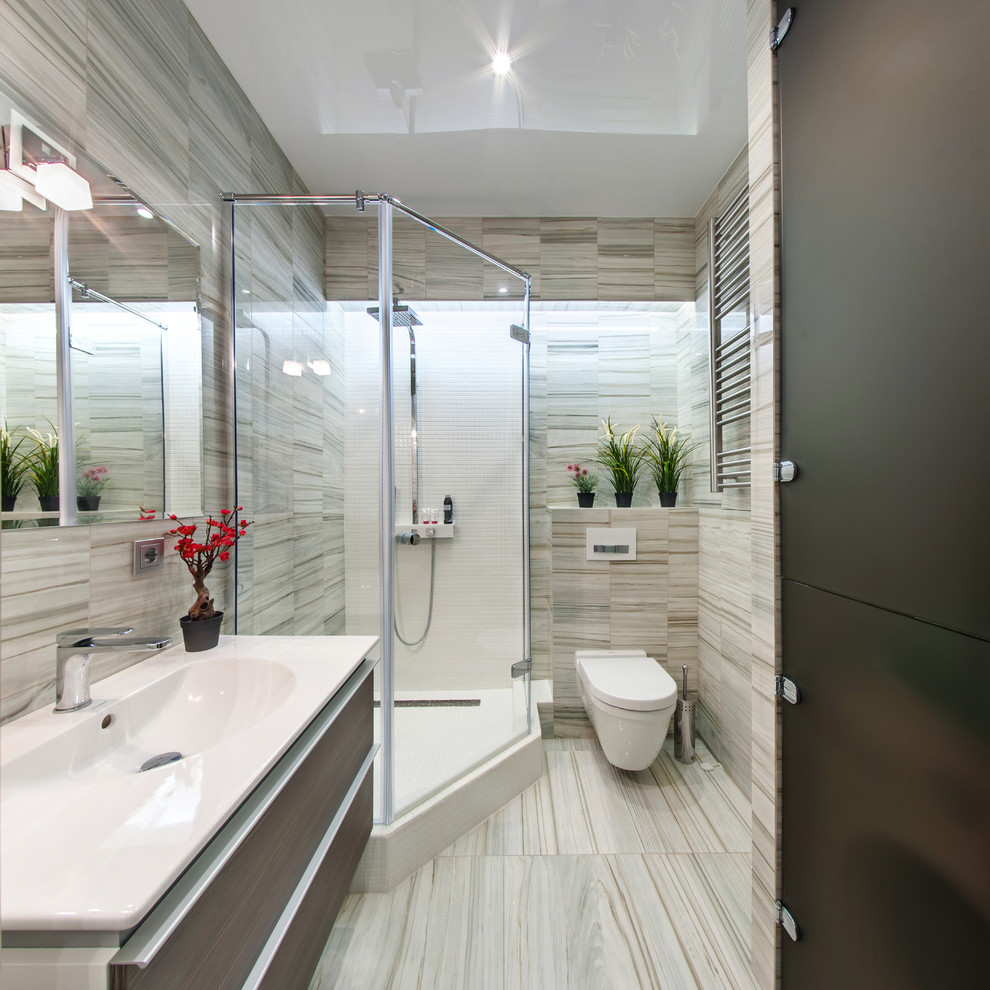 Inspiration för små moderna badrum med dusch, med släta luckor, bruna skåp, en vägghängd toalettstol, porslinskakel, klinkergolv i keramik, dusch med gångjärnsdörr, en hörndusch, beige kakel, ett integrerad handfat och beiget golv