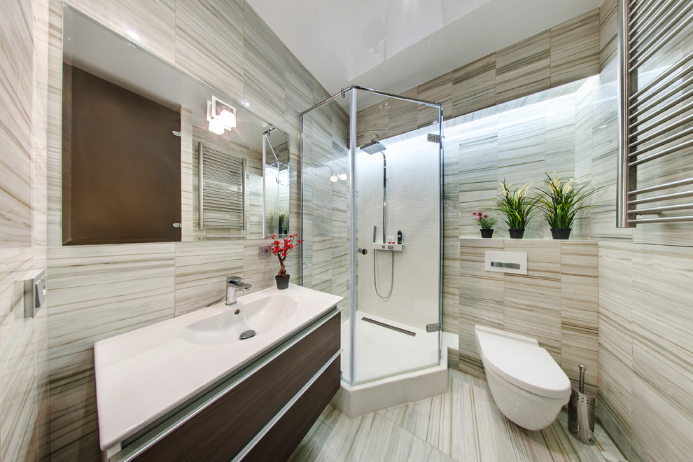 モスクワにある高級な小さなコンテンポラリースタイルのおしゃれな浴室 (濃色木目調キャビネット、洗い場付きシャワー、ベージュのタイル、ベージュの壁、セラミックタイルの床、壁付け型シンク、ベージュの床、引戸のシャワー) の写真