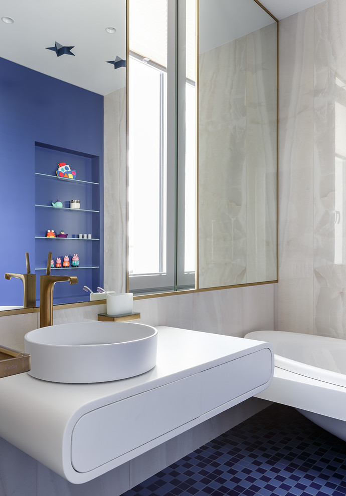 На фото: ванная комната в современном стиле с белыми фасадами, накладной ванной, настольной раковиной и синим полом