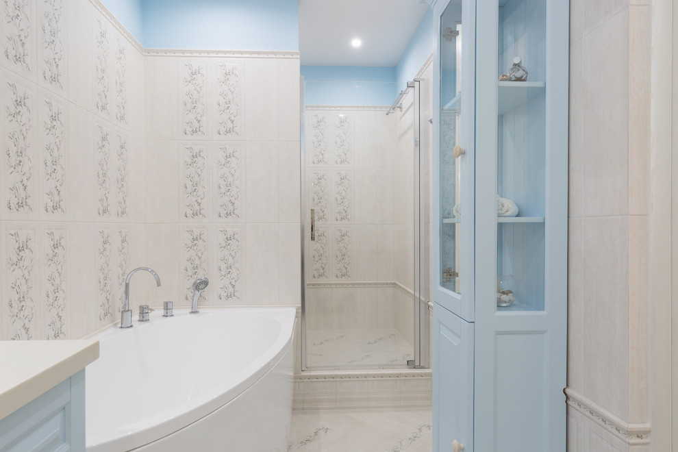 Cette image montre une salle de bain principale traditionnelle de taille moyenne avec un placard avec porte à panneau surélevé, une baignoire d'angle, un combiné douche/baignoire, WC suspendus, un carrelage beige, des carreaux en allumettes, un mur beige, un sol en carrelage de céramique, une vasque, un plan de toilette en surface solide, un sol beige, une cabine de douche à porte battante et un plan de toilette blanc.