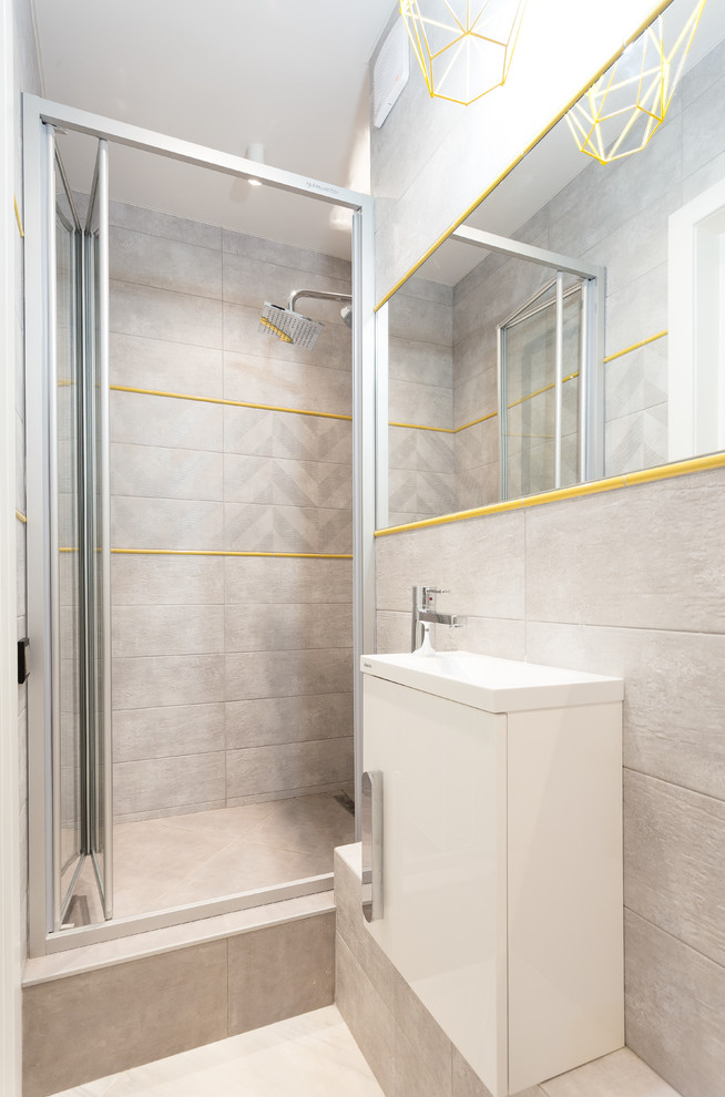Modernes Badezimmer mit flächenbündigen Schrankfronten, weißen Schränken, beigen Fliesen, integriertem Waschbecken, beigem Boden und Schiebetür-Duschabtrennung in Sonstige