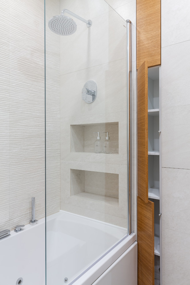 Inspiration för små moderna en-suite badrum, med släta luckor, skåp i mellenmörkt trä, en dusch/badkar-kombination, beige kakel, porslinskakel och ett badkar i en alkov